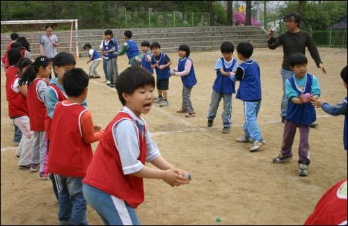 물풍선 나르기. 물을 담은 풍선을 전달하는 게임입니다. 나르는 중간에 물풍선이 터져 옷을 적시고, 유치생 어린이들은 느린 손길에 형님들의 응원소리가 커져갑니다. 힘과 생각을 모아 물풍선을 나르는 동안, 서로 돕고 함께하는 협동과 조화를 자연스럽게 익히게 될 것 같습니다. 